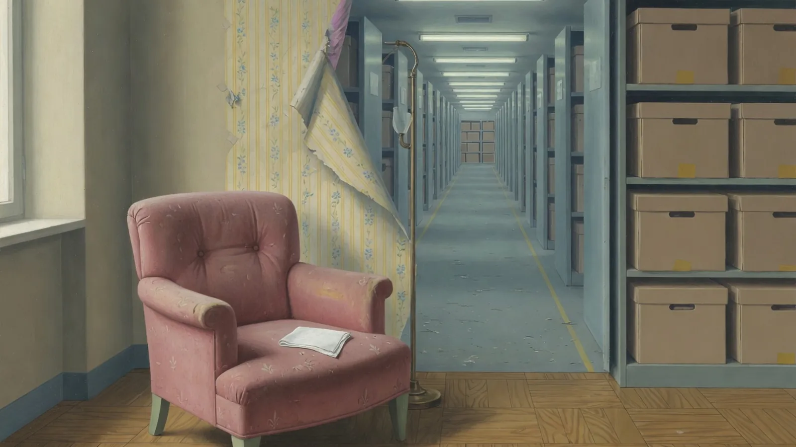Peinture : un fauteuil rose dans une pièce dont le papier peint se décolle et ouvre sur une longue allée d'archives aux cartons anonymes