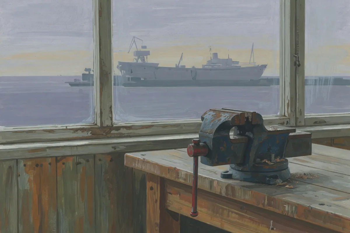 Ce qui tient sur la table Gouache : un petit étau bleu sur une table de bois, et par la fenêtre un grand navire gris.