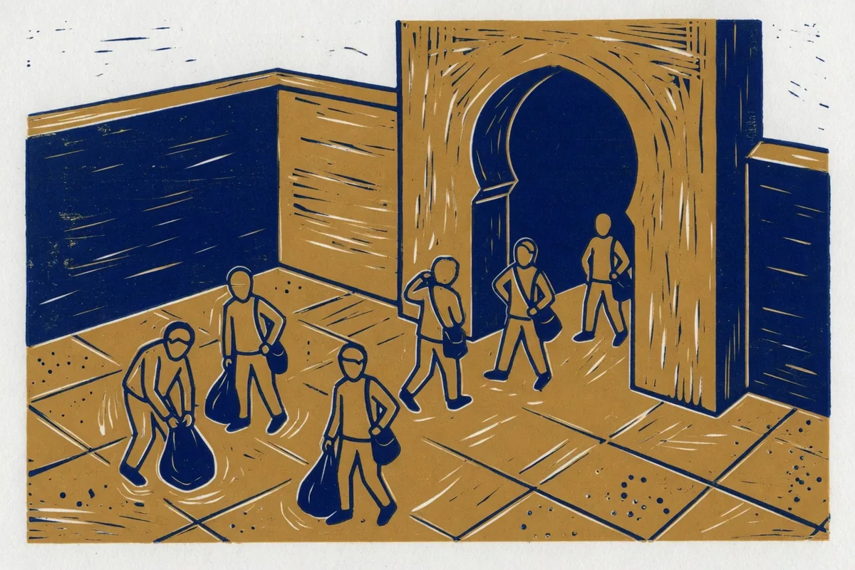 Linogravure ocre et indigo : des silhouettes avec des sacs traversent une cour, les unes sortent par une arche, les autres arrivent